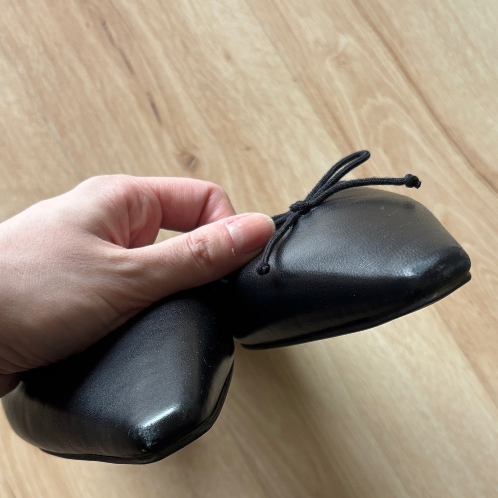 Kenneth Cole Black Pointed Bow Mule Flats - Picture 4 of 5